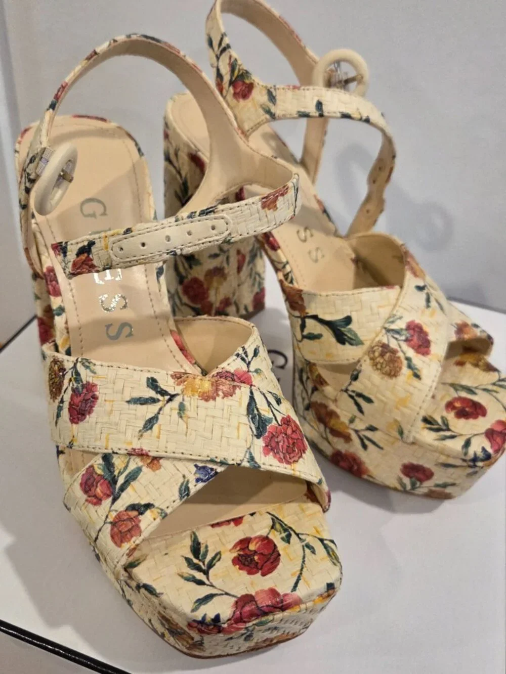 GUESS Vallenn3 Floral Platform Sandals – Natural Floral